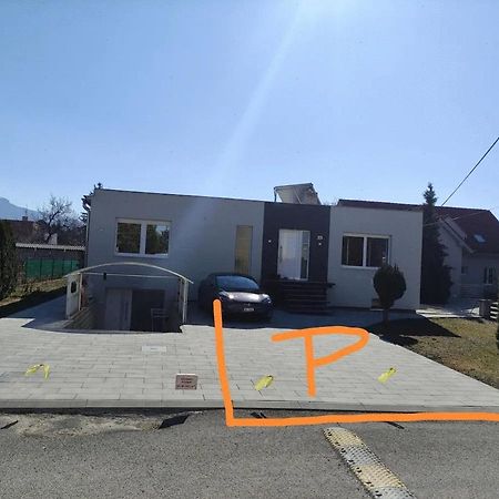 Slnečný apartmánový dom Oslany Esterno foto